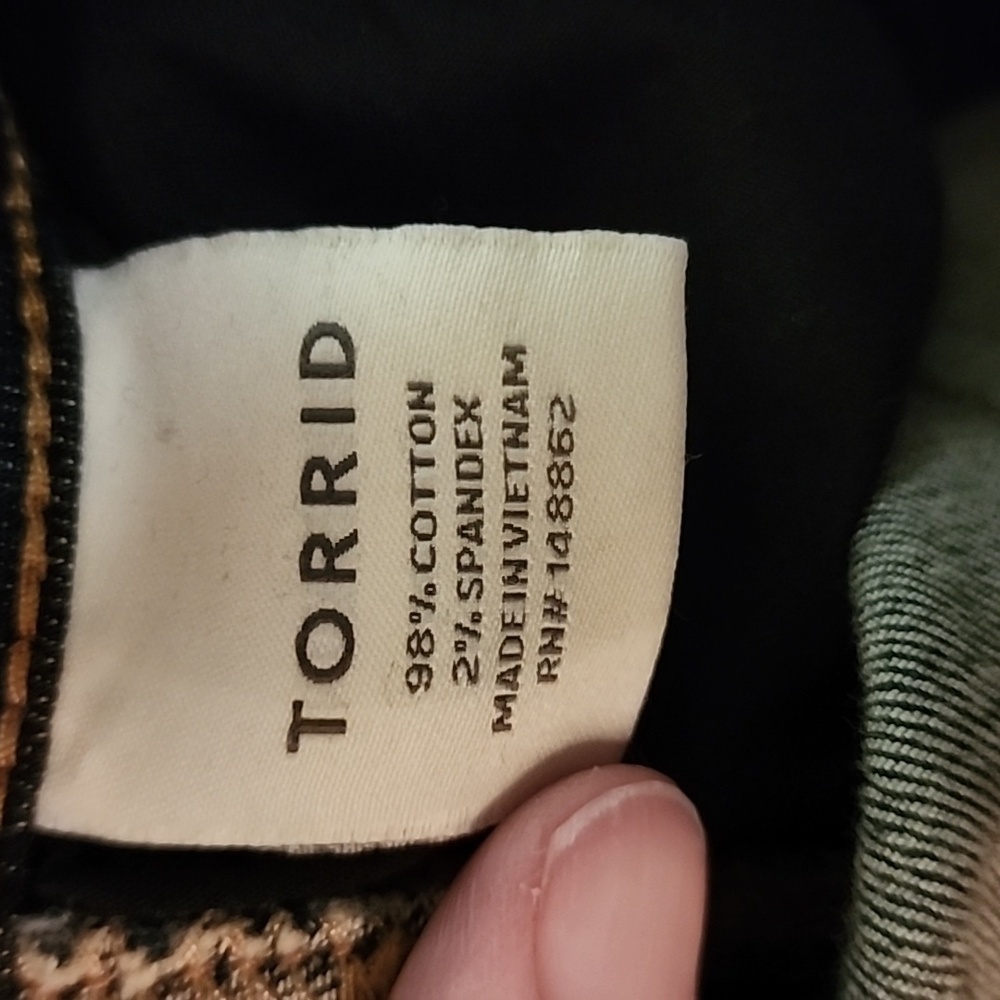 Torrid Dark Rinse Jean Shorts, Size 18 - Picture 4 of 7